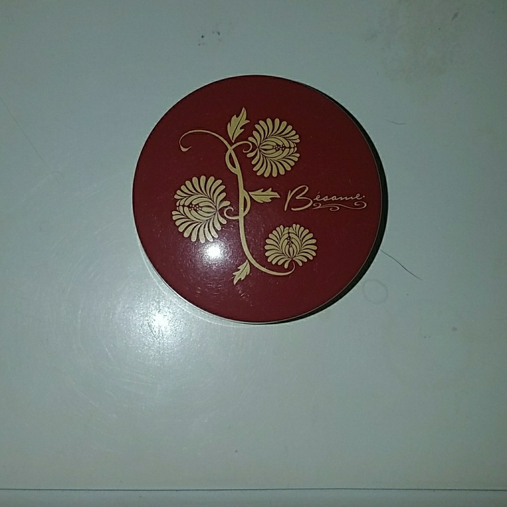 Translucent setting powder by Besame Cosmetics - Picture 4 of 4